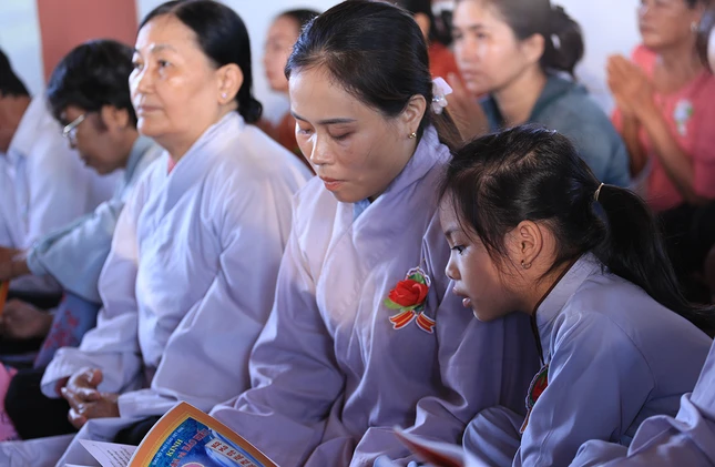 Cùng mẹ tụng kinh Vu lan