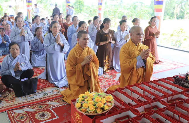 Đại diện đạo tràng tác bạch cúng dường trong lễ Vu lan