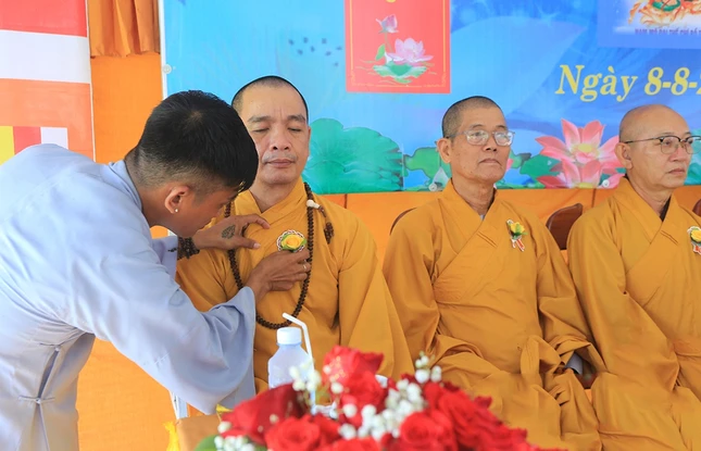 Thực hiện nghi thức cài hoa hồng Vu lan