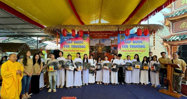 Trao học bổng đến các em học sinh có thành tích học tập giỏi