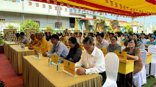 Chư tôn đức, khách mời, thầy cô và các mạnh thường quân tham dự