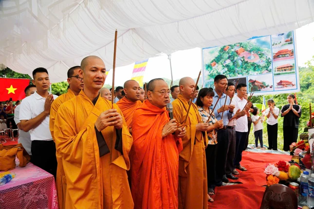 Chư tôn đức và lãnh đạo huyện dâng hương cầu nguyện cho công trình sớm hoàn thiện