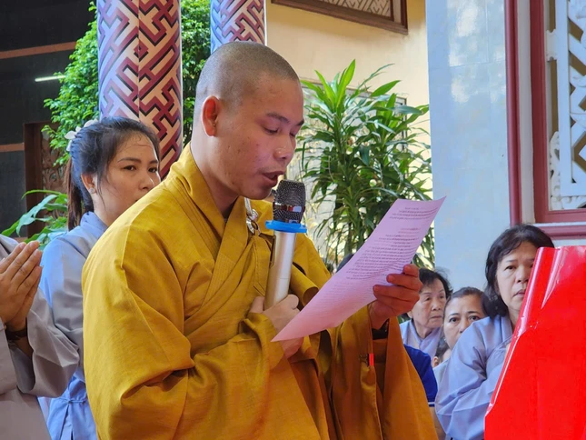 Đại đức Thích Minh Nguyện tác bạch cúng dường nhân mùa Vu lan