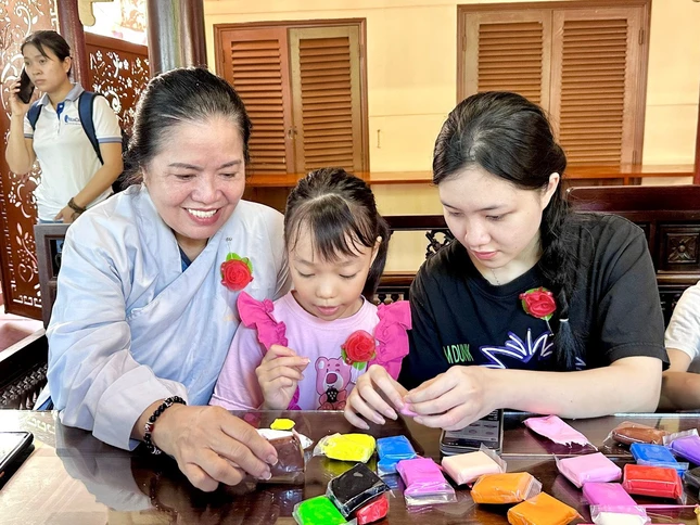 Em tập làm hoa hồng để dâng tặng mẹ mùa Vu lan