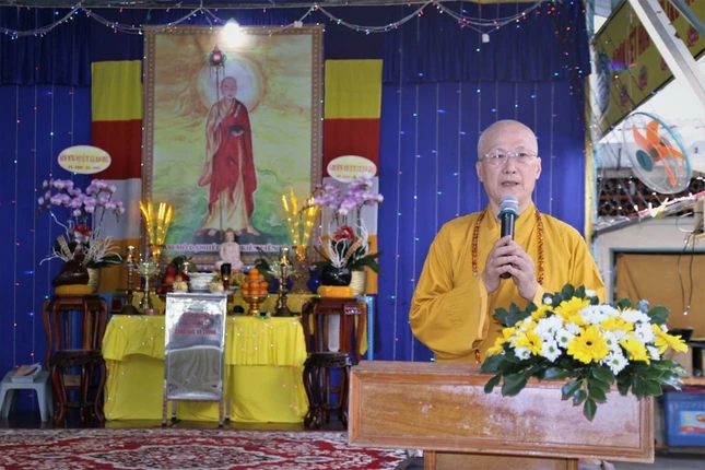 Hòa thượng Thích Chơn Không có đôi lời huấn từ tới các em học sinh Phật tử