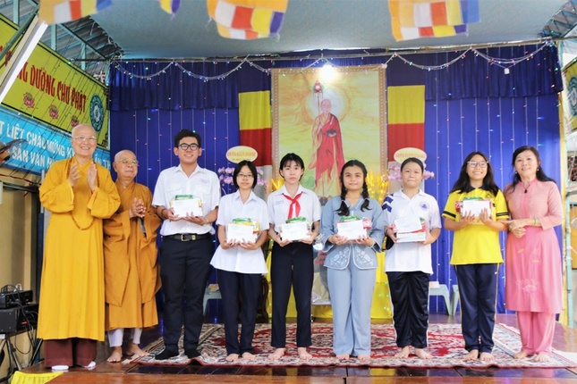 Trao thưởng đến sách tấn học sinh Phật tử có thành tích trong học tập