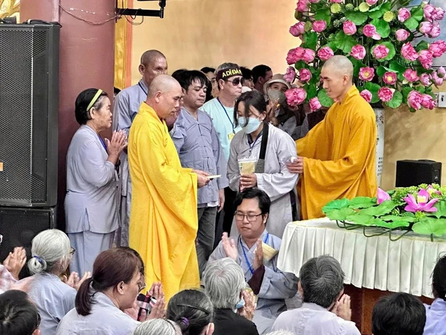 Trao quà đến bà khuyết tật tại tỉnh BR-VT và các tỉnh thành phía Nam