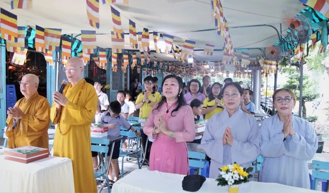 Chư tôn đức, Phật tử, phụ huynh và học sinh tại lễ trao thưởng cho học sinh Phật tử