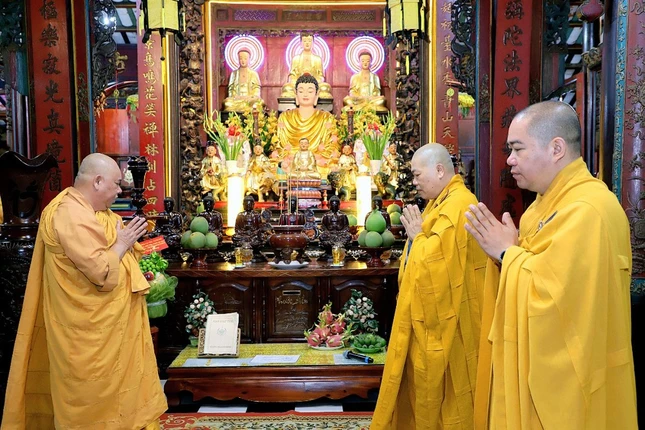 Chư tôn đức tác pháp Tự tứ kết thúc khóa An cư kiết hạ tại tổ đình Hội Khánh