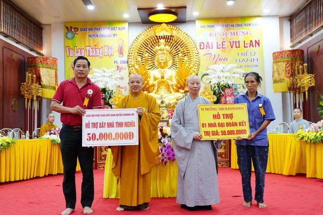 Ban Chức sự trường hạ chùa Trăm Gian và Ni trưởng Thích nữ Đàm Khoa trao bảng hỗ trợ kinh phí xây nhà cho hộ nghèo