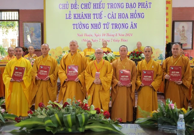 Thượng tọa Thích Hạnh Huệ trao quyết định đến các thành viên
