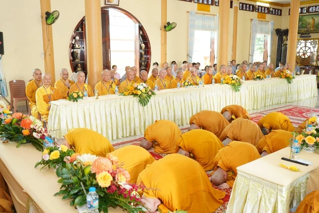 Chư Tăng sinh đảnh lễ tri ân chư tôn đức Chư Tăng sinh đảnh lễ tri ân chư tôn đức