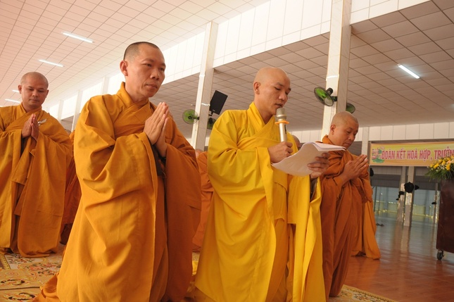 Thay mặt Ban Chức sự và hành giả của 11 trường hạ, Đại đức Thích Chí Hùng dâng lời cảm niệm