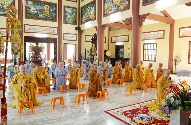 Đạo tràng trang nghiêm đảnh lễ Tam bảo tại chánh điện chùa Thiên Châu Đạo tràng trang nghiêm đảnh lễ Tam bảo tại chánh điện chùa Thiên Châu