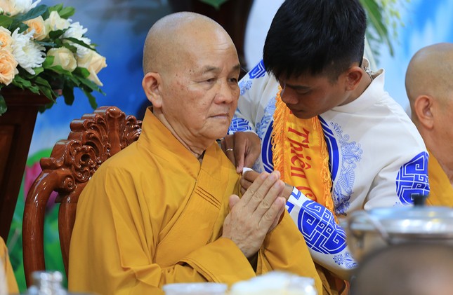 Phật tử thực hiện nghi thức cài hoa hồng Vu lan Phật tử thực hiện nghi thức cài hoa hồng Vu lan