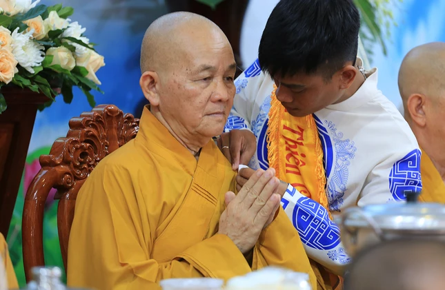 Phật tử thực hiện nghi thức cài hoa hồng Vu lan