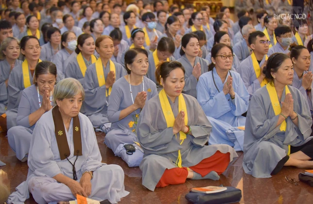 Phật tử tham dự Pháp hội Vu lan - Báo hiếu tại Việt Nam Quốc Tự