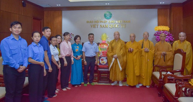 Ông Đoàn Hồng Hiệp tặng hoa chúc mừng nhân mùa Vu lan đến Hòa thượng Trưởng ban Trị sự GHPGVN TP.HCM