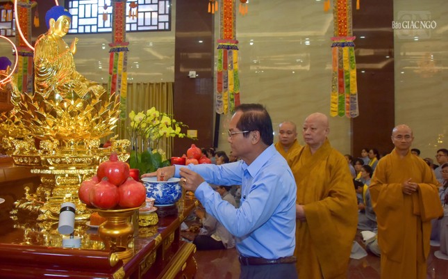 Bí thư Huyện ủy, Chủ tịch HĐND H.Hóc Môn dâng hương chư Phật tại Pháp hội Vu lan - Báo hiếu tại Việt Nam Quốc Tự