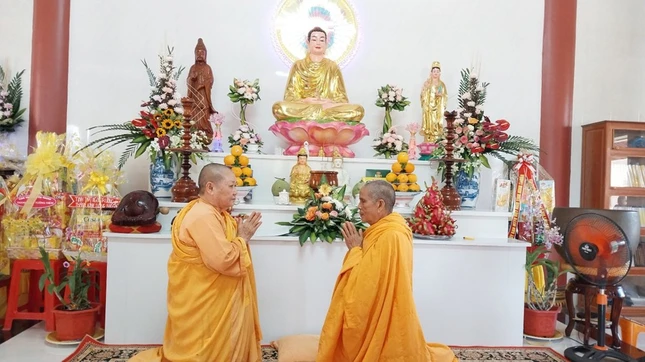 Ni trưởng Thích nữ Uẩn Liên và Ni sư Thích nữ Thảo Liên tác pháp đối thú Tự tứ