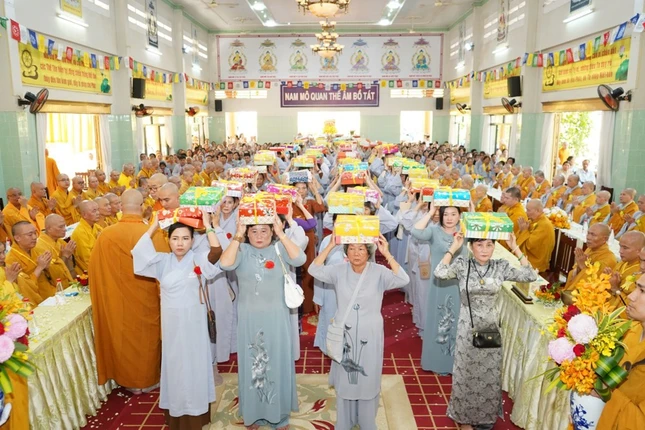 Phật tử thành tâm dâng pháp y Phật tử thành tâm dâng pháp y