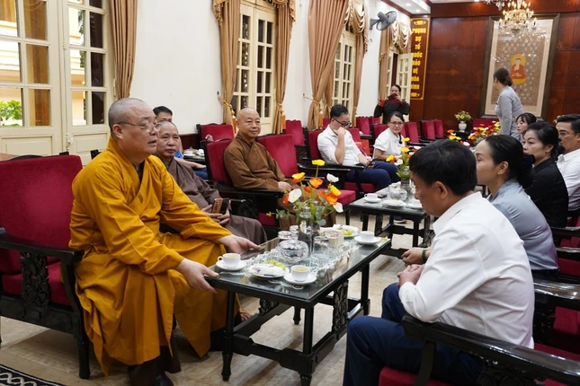 Trưởng lão Hòa thượng Thích Thanh Nhiễu tiếp thân mật phái đoàn