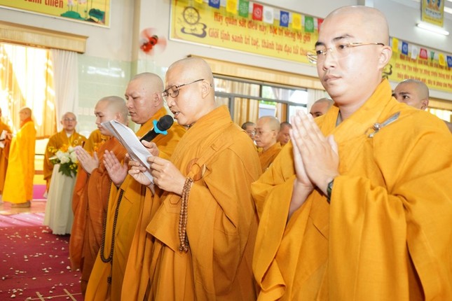 Đại diện chư Tăng hành giả an cư tác bạch tạ pháp, tri ân chư tôn đức