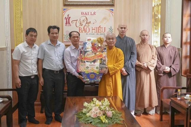 Ông Đoàn Huy Hoàng, Trưởng ban Dân vân, Chủ tịch UBMTTQVN TP.Gia Nghĩa tặng quà chúc mừng