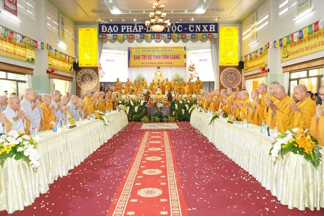 Hội chúng niệm Phật cầu gia hộ trước khi bắt đầu buổi lễ Hội chúng niệm Phật cầu gia hộ trước khi bắt đầu buổi lễ