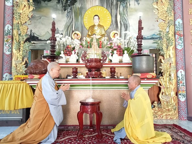 Ni trưởng Thích nữ Như Khánh và Ni sư Thích nữ Như Không tác pháp đối thú Tự tứ