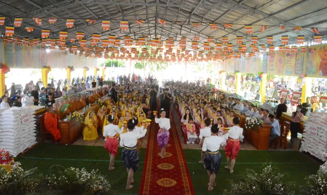 Các em thiếu nhi biểu diễn văn nghệ tại "Phiên chợ Vu lan"