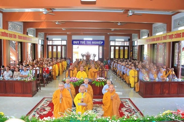 Đại diện chư hành giả an cư thành kính dâng lời tác bạch cảm niệm công đức chư tôn giáo phẩm