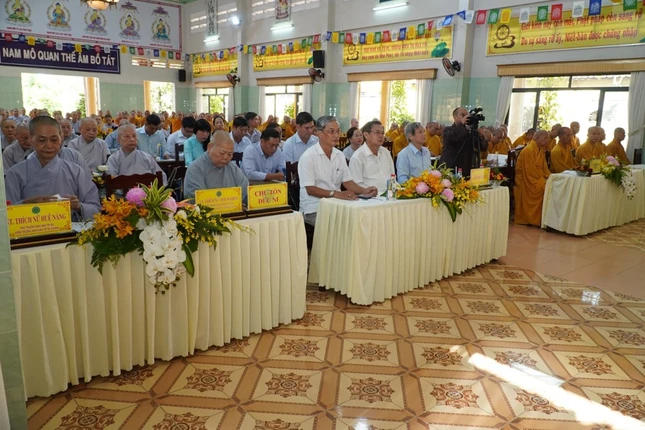 Đại diện lãnh đạo chính quyền dự hội nghị