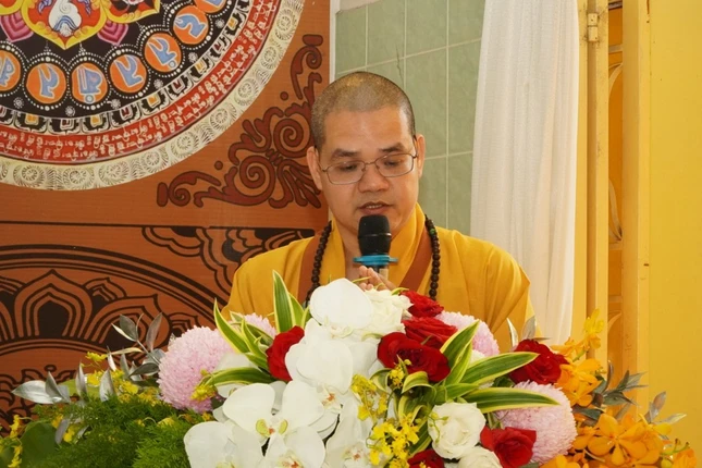 Đại đức Thích Huệ Phát báo cáo tại hội nghị