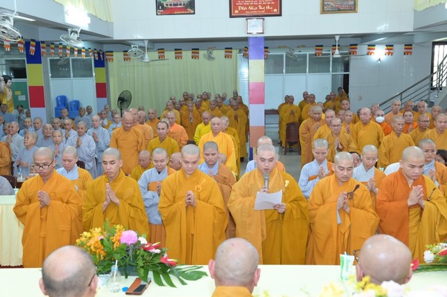 Tăng sinh Thích Nhuận Phúc dâng lời cảm niệm tri ân