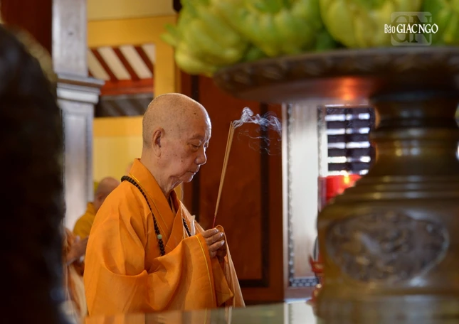 Đức Pháp chủ GHPGVN niêm hương bạch Phật trong lễ Tự tứ của chư Tăng tại chánh điện Việt Nam Quốc Tự Đức Pháp chủ GHPGVN niêm hương bạch Phật trong lễ Tự tứ của chư Tăng tại chánh điện Việt Nam Quốc Tự