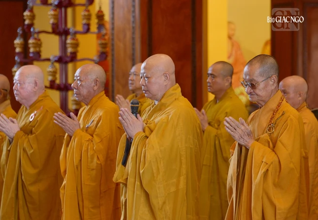 Hòa thượng Thích Lệ Trang cung thỉnh nhị vị Trưởng lão Tỳ-kheo cử hành nghi thức đối thú Tự tứ Hòa thượng Thích Lệ Trang cung thỉnh nhị vị Trưởng lão Tỳ-kheo cử hành nghi thức đối thú Tự tứ