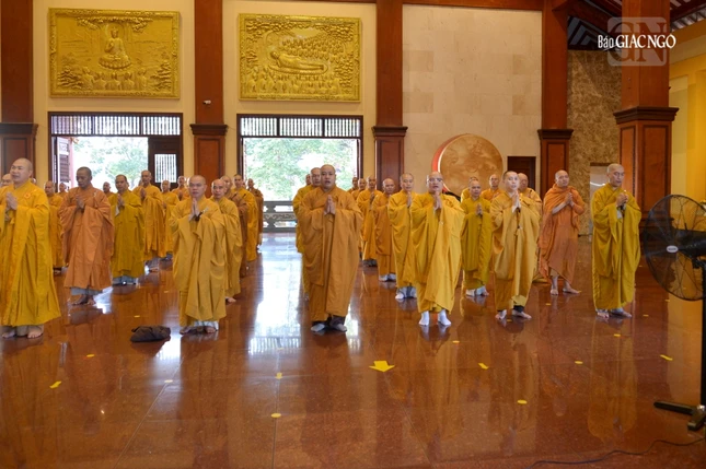 Chư Tăng thành kính đảnh lễ Tam bảo Chư Tăng thành kính đảnh lễ Tam bảo