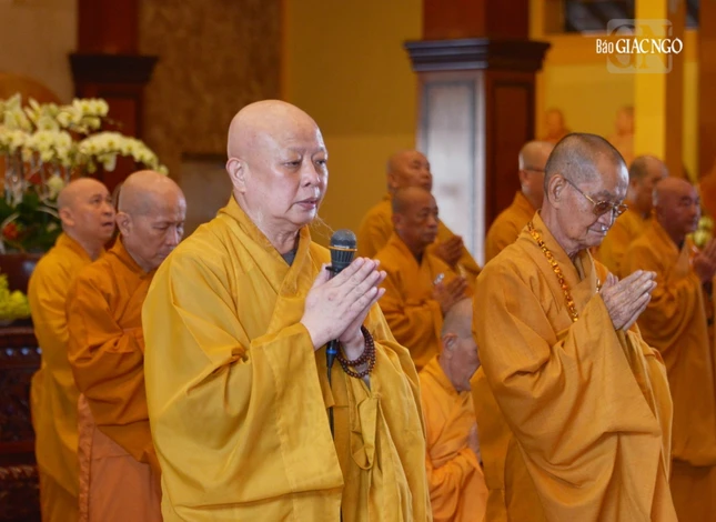 Hòa thượng Thích Lệ Trang cung thỉnh nhị vị Trưởng lão Tỳ-kheo cử hành nghi thức đối thú Tự tứ theo pháp Hòa thượng Thích Lệ Trang cung thỉnh nhị vị Trưởng lão Tỳ-kheo cử hành nghi thức đối thú Tự tứ theo pháp