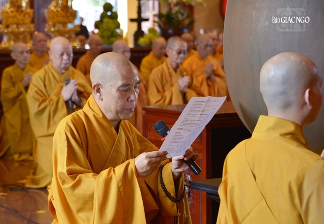 Thượng tọa Thích Quảng Chơn, Trưởng ban Nghi lễ GHPGVN TP.HCM tác bạch Tự tứ tại chánh điện Việt Nam Quốc Tự Thượng tọa Thích Quảng Chơn, Trưởng ban Nghi lễ GHPGVN TP.HCM tác bạch Tự tứ tại chánh điện Việt Nam Quốc Tự