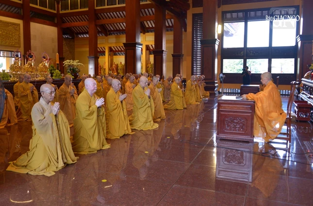 Toàn thể chư Tăng phương tiện cử hành nghi thức đại chúng tác bạch Tự tứ trước sự chứng minh của Đức Pháp chủ GHPGVN Toàn thể chư Tăng phương tiện cử hành nghi thức đại chúng tác bạch Tự tứ trước sự chứng minh của Đức Pháp chủ GHPGVN