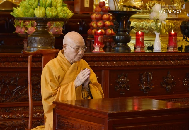 Trưởng lão Hòa thượng Thích Minh Thông chứng minh toàn thể chư Tăng phương tiện cử hành nghi thức đại chúng bạch Tự tứ Trưởng lão Hòa thượng Thích Minh Thông chứng minh toàn thể chư Tăng phương tiện cử hành nghi thức đại chúng bạch Tự tứ