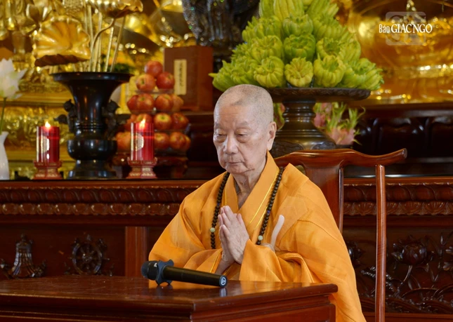 Đức Pháp chủ đăng tòa để chứng minh toàn thể chư Tăng phương tiện cử hành nghi thức đại chúng bạch Tự tứ Đức Pháp chủ đăng tòa để chứng minh toàn thể chư Tăng phương tiện cử hành nghi thức đại chúng bạch Tự tứ