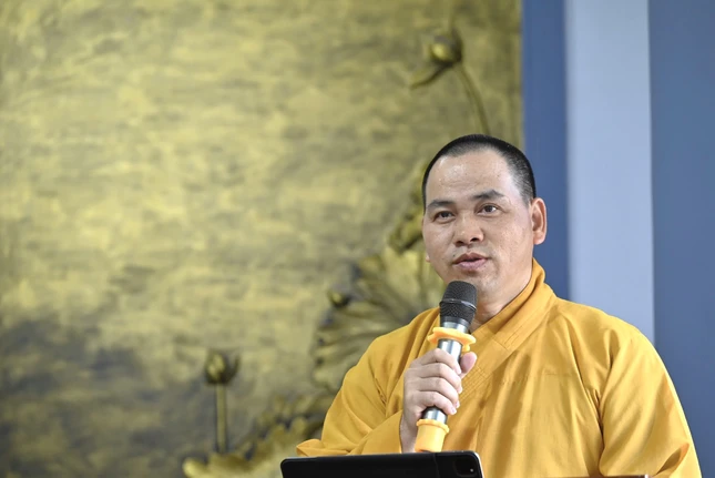 Thượng tọa Thích Thiện Thông phát biểu tại lễ bế giảng khóa an cư