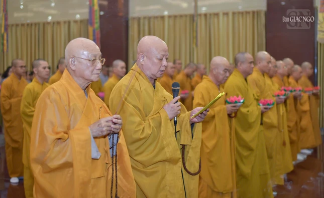 Trưởng lão Hòa thượng Thích Minh Thông; Hòa thượng Thích Lệ Trang niêm hương chư Phật, cầu nguyện tại Pháp hội Vu lan