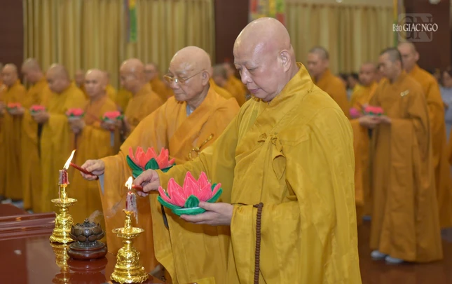 Trưởng lão Hòa thượng Thích Minh Thông và Hòa thượng Thích Lệ Trang tiếp đăng đến đại chúng