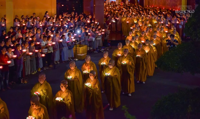 Chư Tăng nhiễu đăng trong khuôn viên Việt Nam Quốc Tự