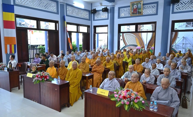 Quang cảnh buổi bế giảng tại chùa Liên Trì