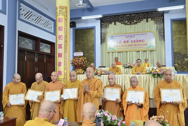 Ban Trị sự GHPGVN TP.Vũng Tàu đã trao Bằng tuyên dương công đức đến chư vị hành giả
