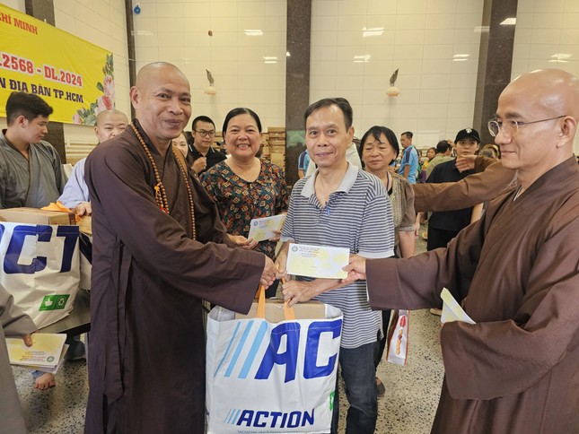 Thượng tọa Thích Thiện Quý và Thượng tọa Thích Trung Sơn trao quà đến bà con tại chùa Phổ Quang - Q.Tân Bình Thượng tọa Thích Thiện Quý và Thượng tọa Thích Trung Sơn trao quà đến bà con tại chùa Phổ Quang - Q.Tân Bình